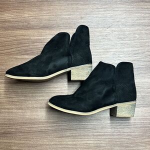 Seven7 black booties
